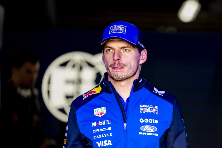 Max Verstappen pensativo sobre o futuro na Fórmula 1 após 2026 e novos regulamentos