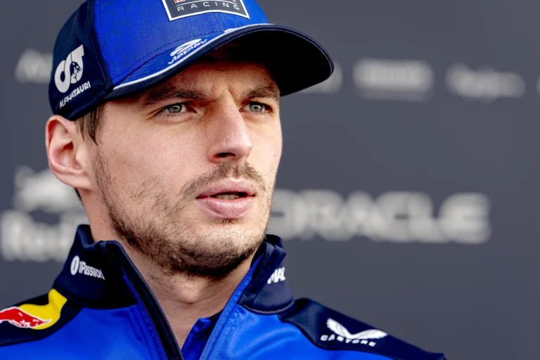 Max Verstappen em coletiva de imprensa com microfones