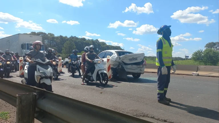 Engavetamento na SP-310, Rodovia Washington Luís, com carros e caminhão envolvidos e equipes de resgate em ação.