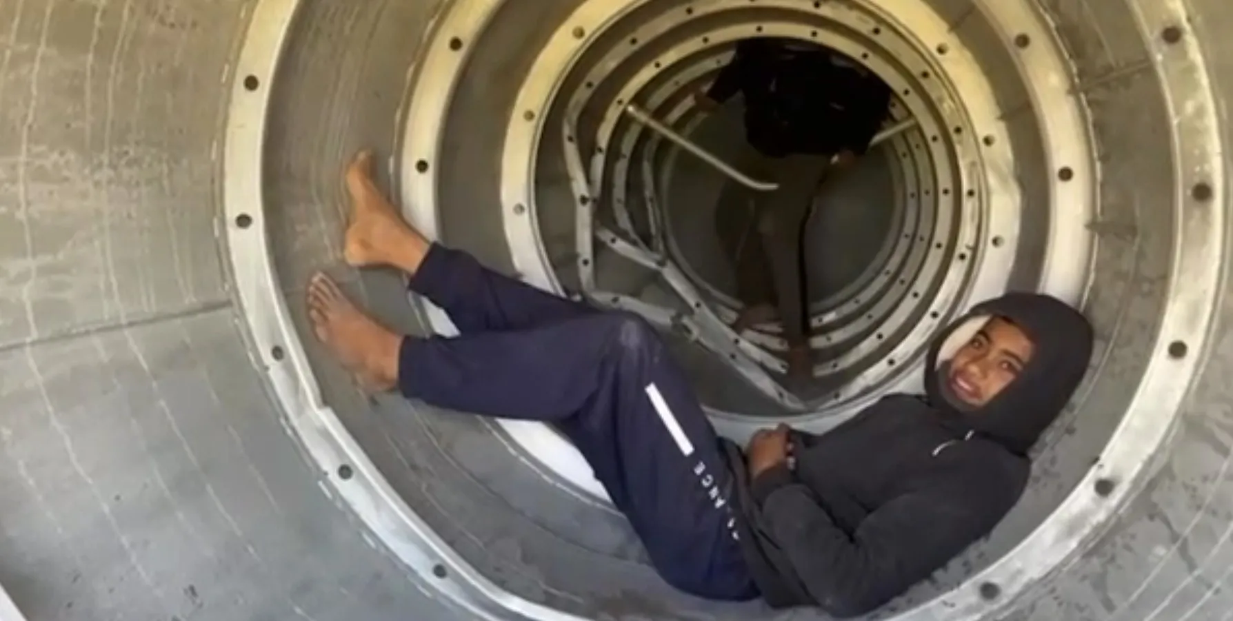 Jovens dentro de fragmento de míssil em Israel