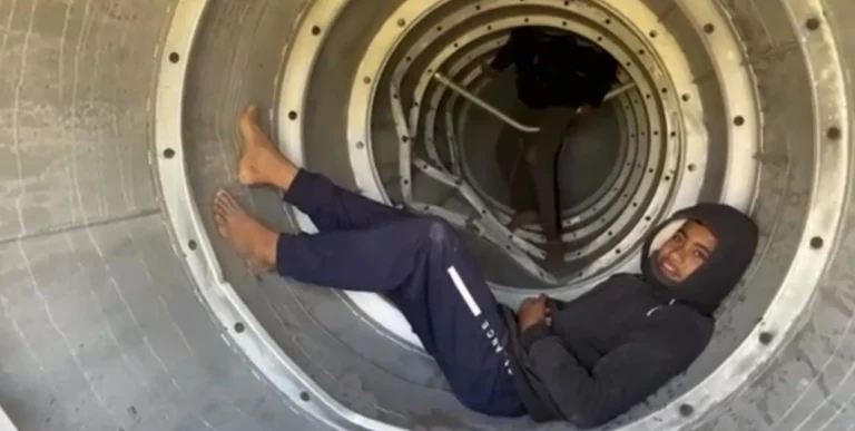 Dois adolescentes dentro de um fragmento de míssil caído em Israel