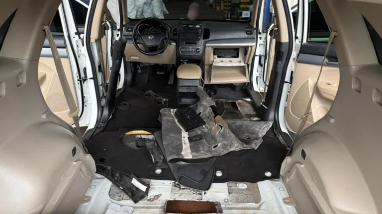 Fundo falso em carro com 800 iPhones apreendidos pela Receita Federal