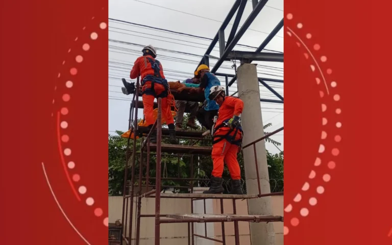 Bombeiros resgatando trabalhador de altura após choque elétrico