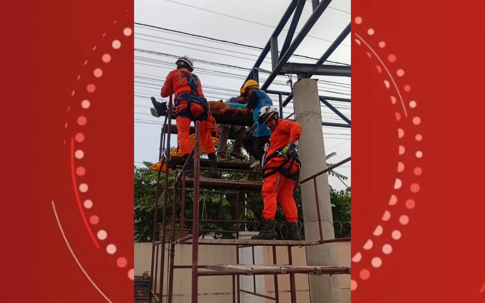 Bombeiros resgatando trabalhador de altura após choque elétrico