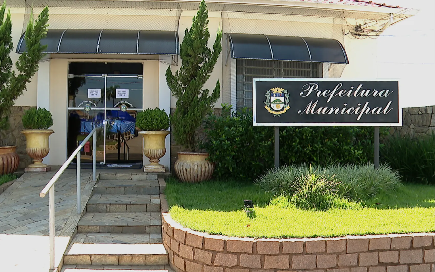 Vista Alegre do Alto de cima, com a praça cheia de pessoas em luto.