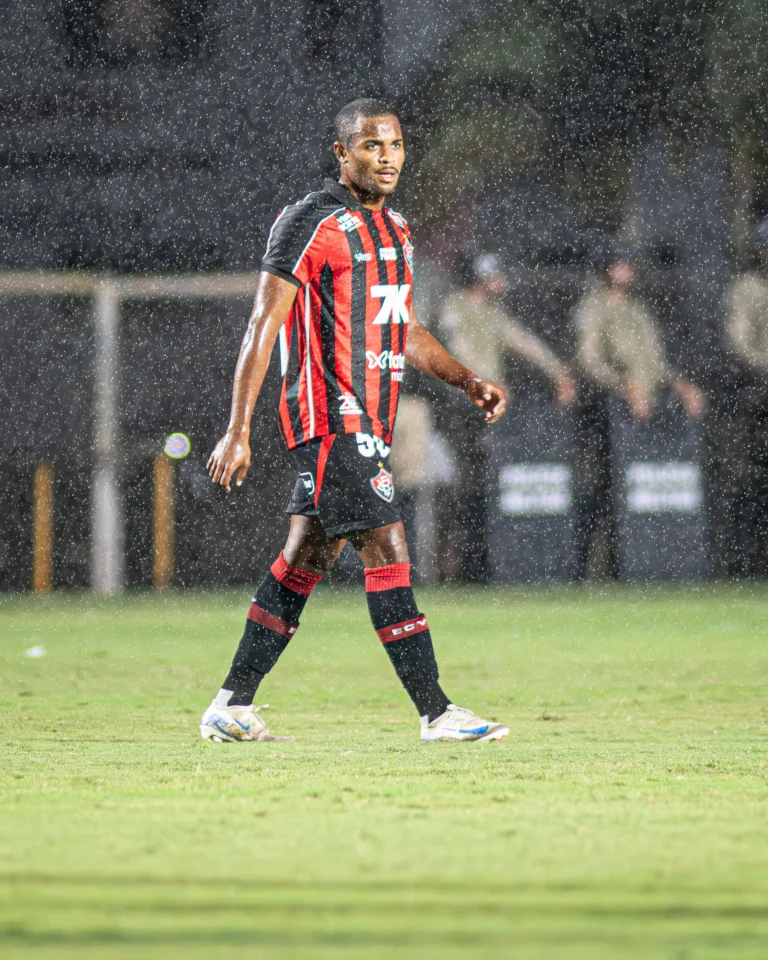 Lateral-direito Paulo Roberto em campo com a camisa do Vitória antes de ser emprestado ao Cianorte