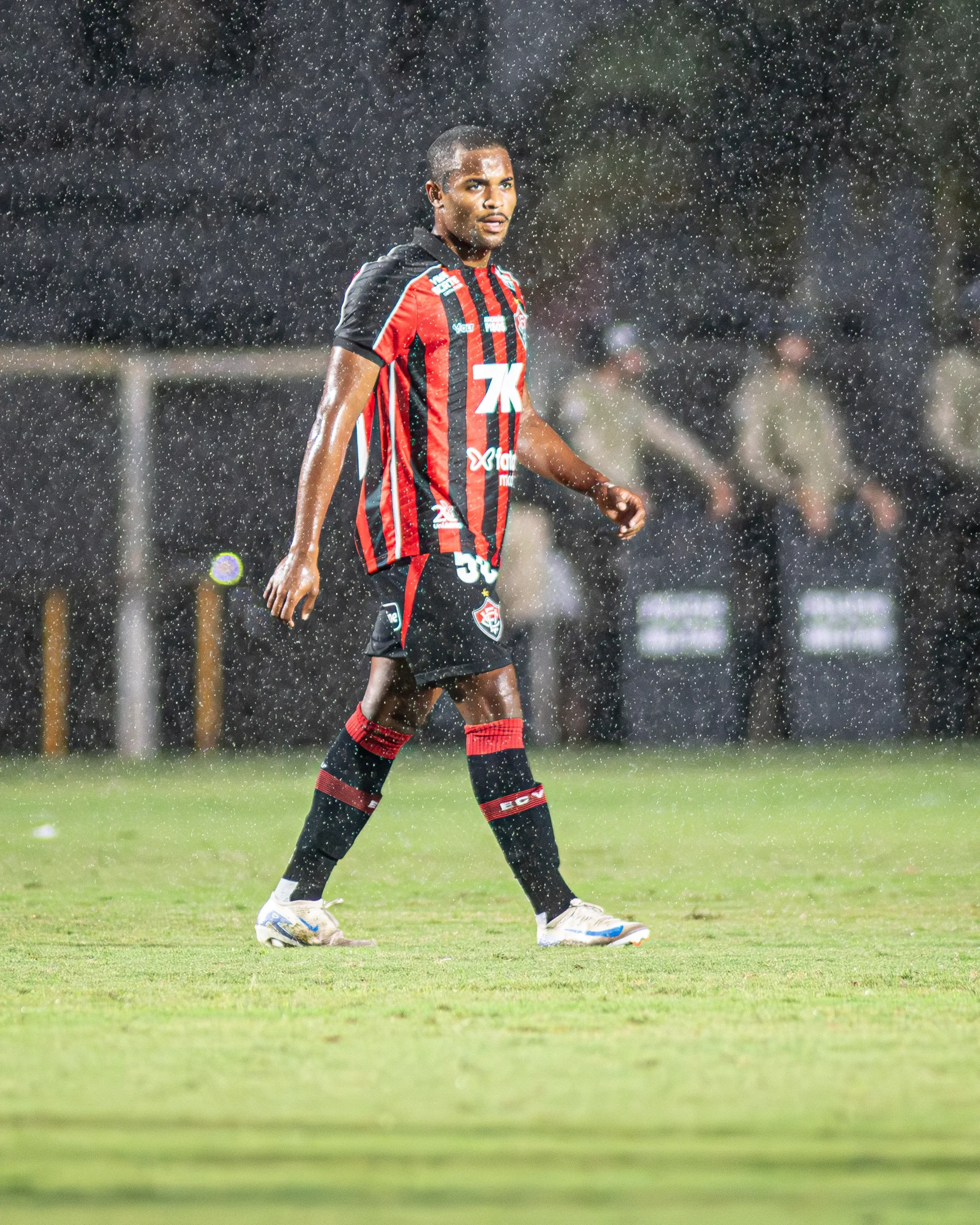 Lateral-direito Paulo Roberto em campo com a camisa do Vitória antes de ser emprestado ao Cianorte