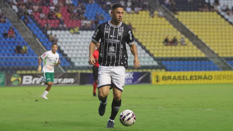 Zagueiro Diego Guerra com a camisa do Vitória-ES em jogo de futebol