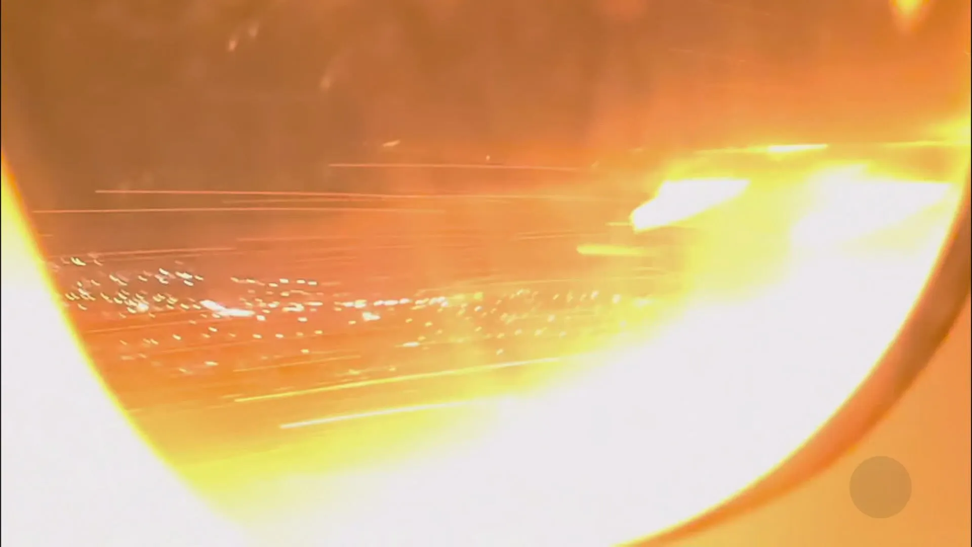 Avião da Delta com motor pegando fogo após decolar de Guarulhos, visto por um morador.