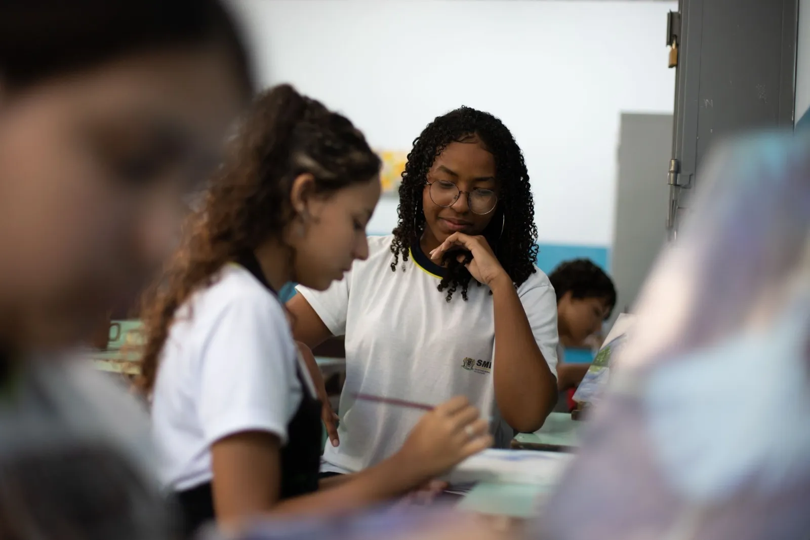 Educação de Jovens, Adultos e Idosos Volta Redonda, EJA, aula noturna, alunos estudando