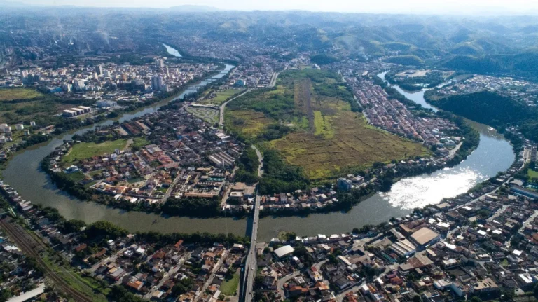 Vista panorâmica de Volta Redonda, RJ, mostrando áreas verdes, edifícios modernos e infraestrutura de cidade sustentável.