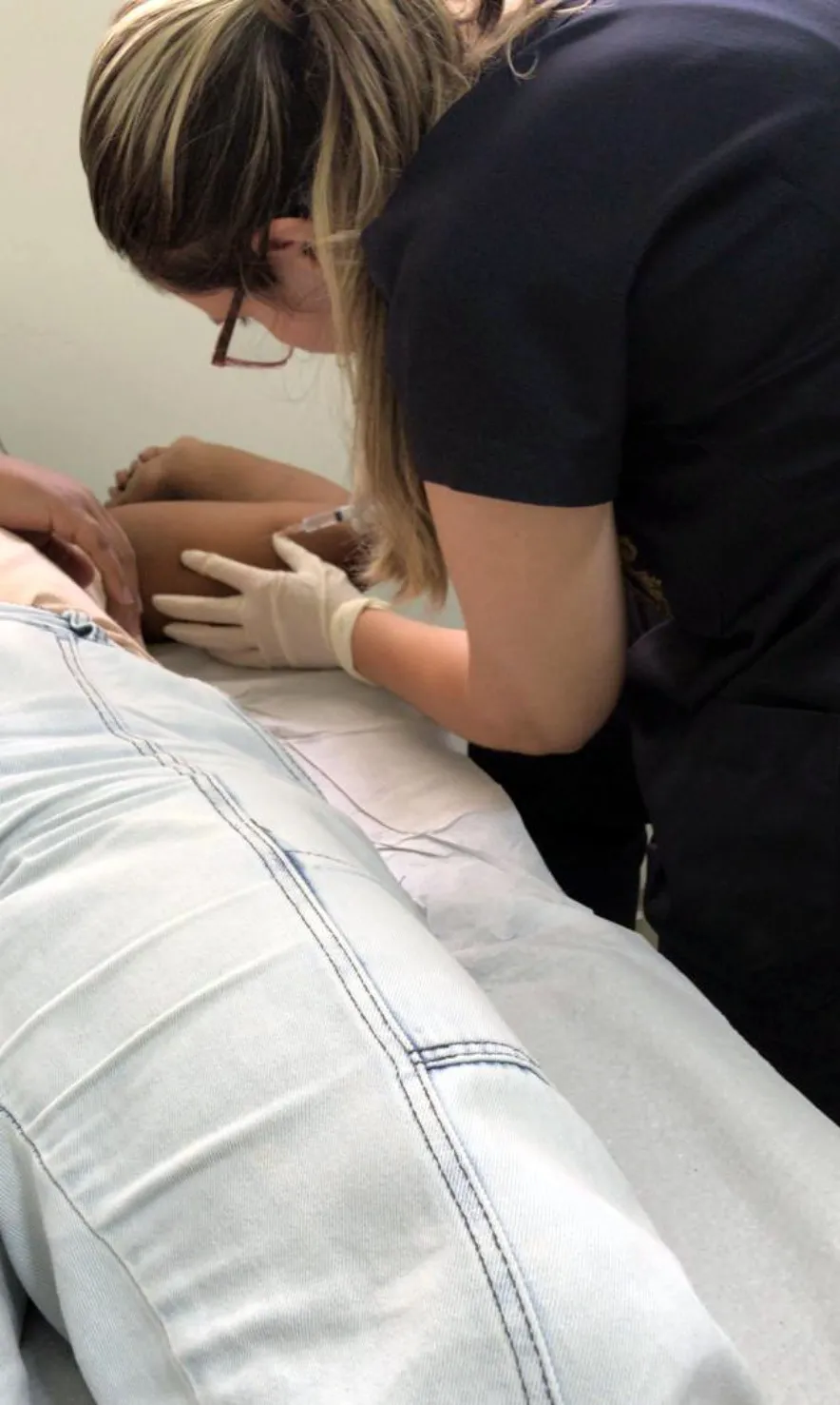 Implante contraceptivo subdérmico no braço, método de controle de natalidade.