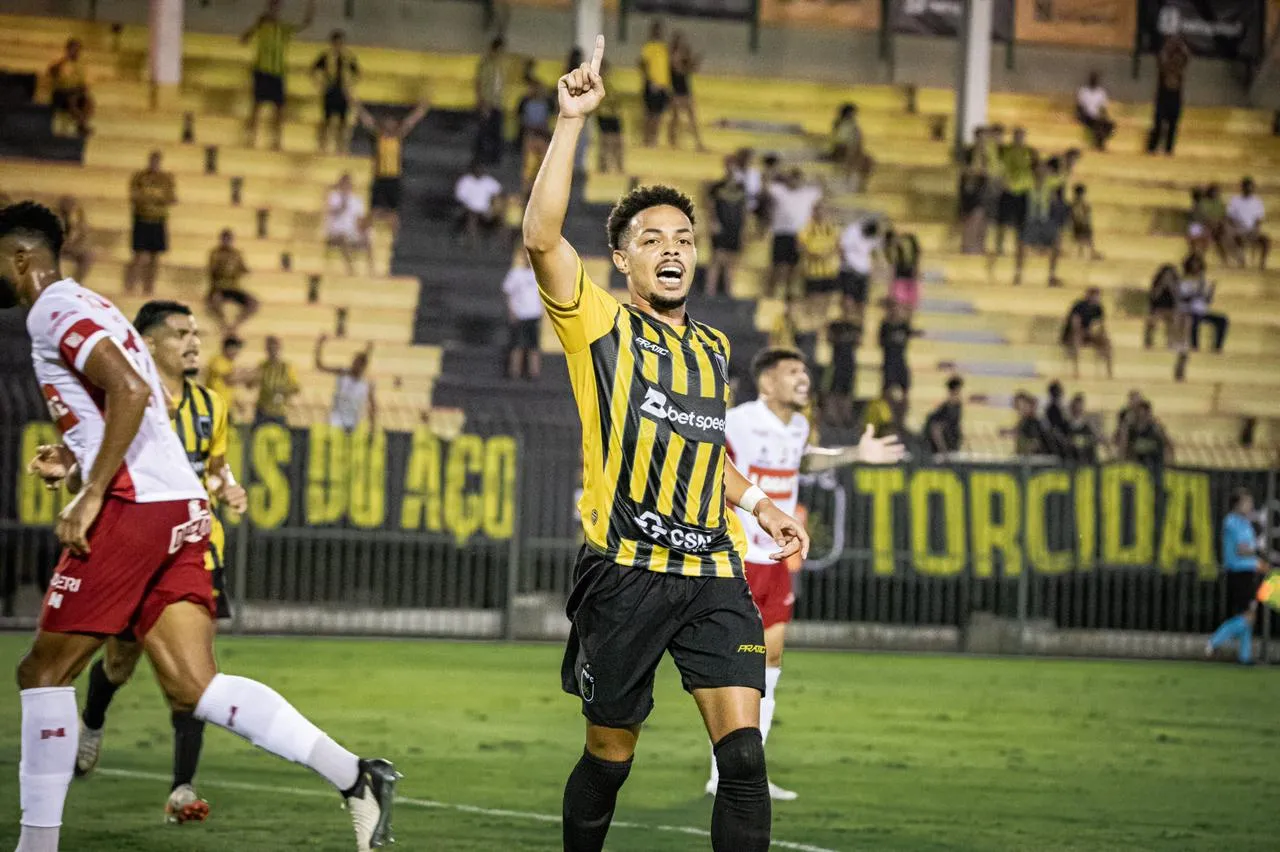 Juninho Monteiro, lateral-esquerdo do Volta Redonda, comemorando gol.