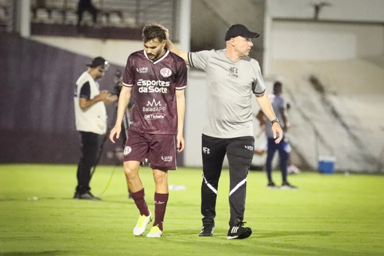 Time da Ferroviária em comemoração após gol decisivo