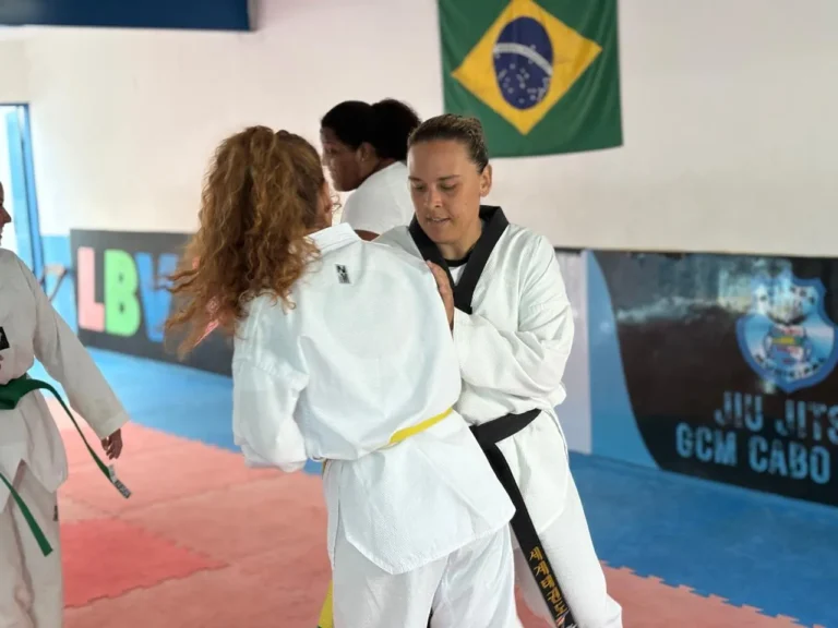 Grupo de mulheres praticando defesa pessoal em evento gratuito da Guarda Municipal