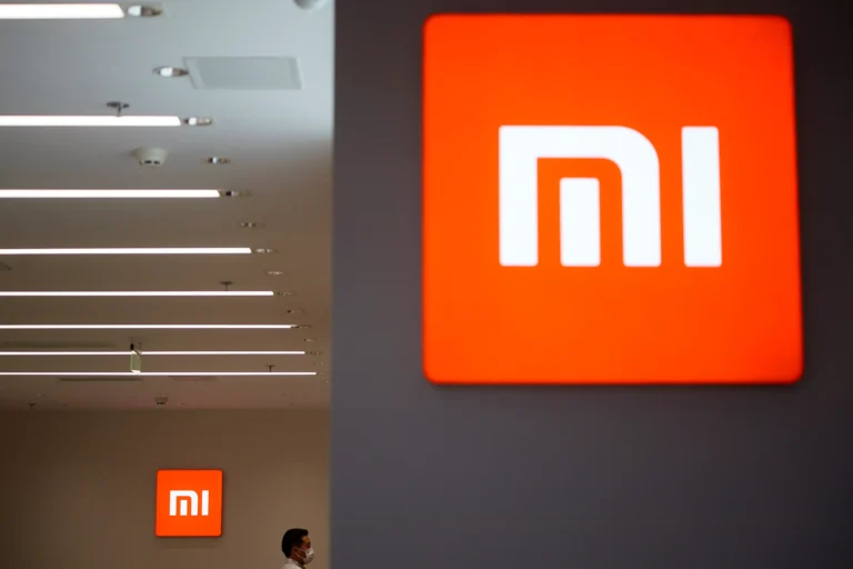 Logo da Xiaomi em uma loja, simbolizando os desafios financeiros recentes da empresa.