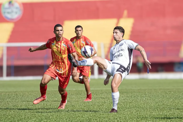Jogador Perea do Jabaquara chutando a bola do meio de campo para marcar o gol decisivo na Série A4.