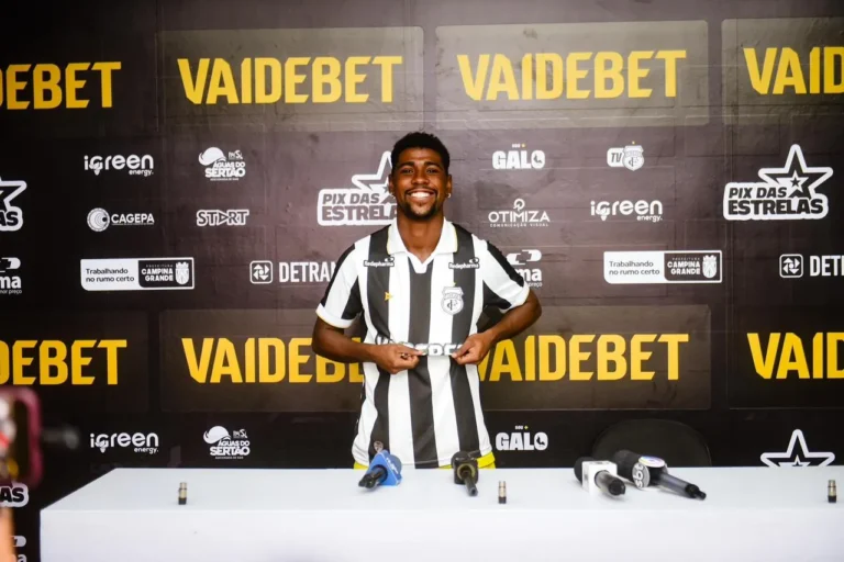 Zé Felipe com a camisa do Treze em campo, pronto para a Série D