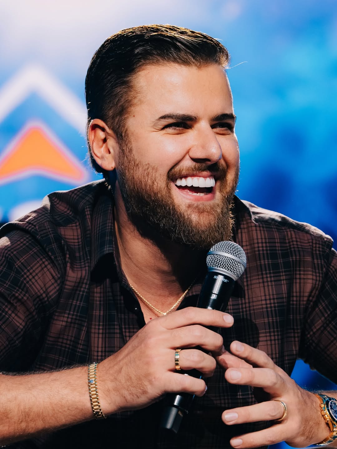 Foto de Zé Neto, cantor sertanejo, em pose pensativa sobre depressão