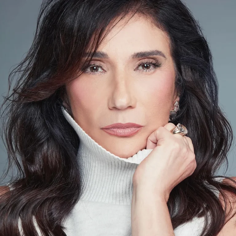 Cantora Zizi Possi em um elegante retrato, simbolizando sua longevidade na música.