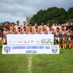 Partida de futebol do Campeonato Santareno Sub-17 com jovens jogadores