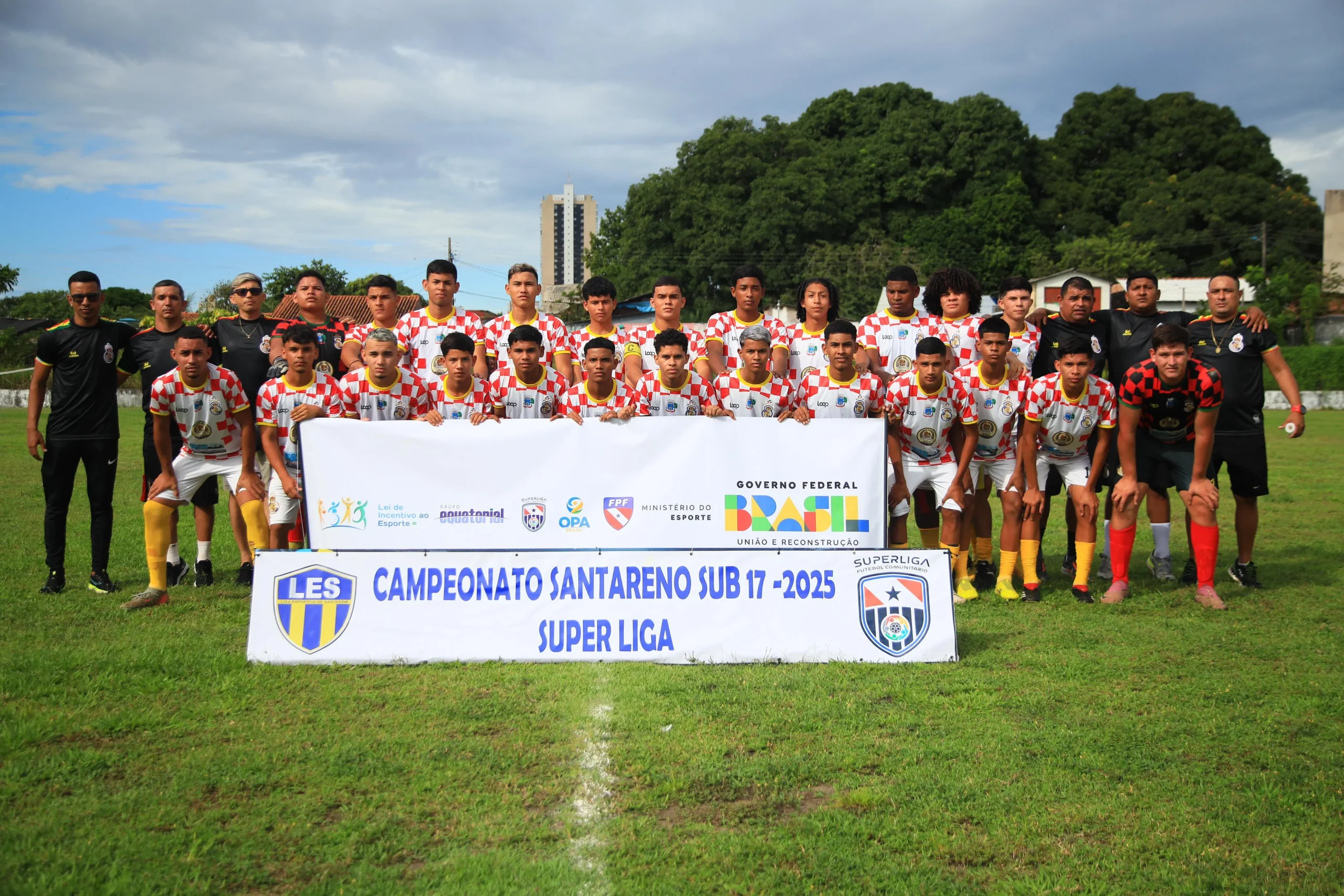 Partida de futebol do Campeonato Santareno Sub-17 com jovens jogadores