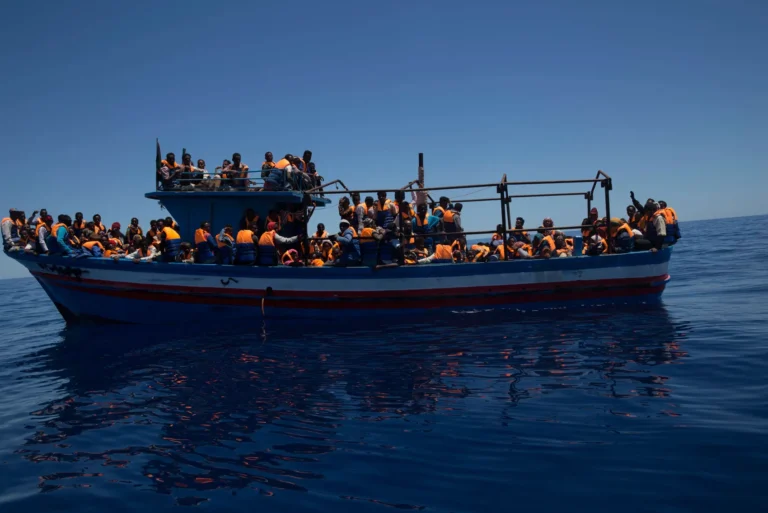 Migrantes em perigo no mar, naufrágio próximo à Itália, resgate no Mediterrâneo