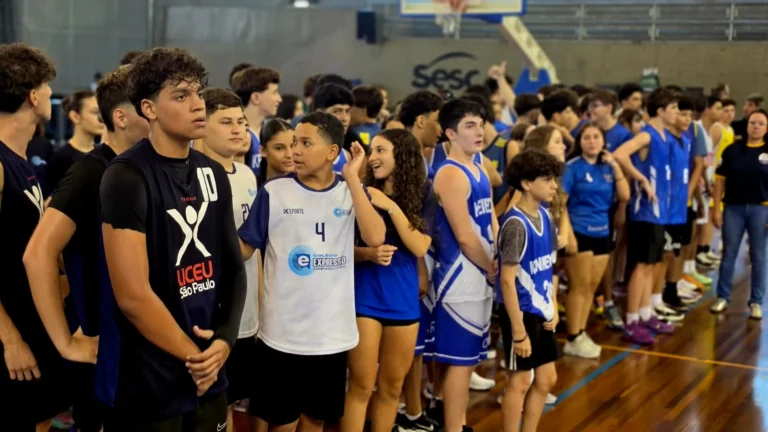 Partida de basquete escolar com jovens jogadoras e jogadores em quadra, Copa TV Tribuna