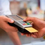 Pessoa preocupada com dívidas bancárias, superendividamento, extrato bancário, estresse financeiro, contas a pagar