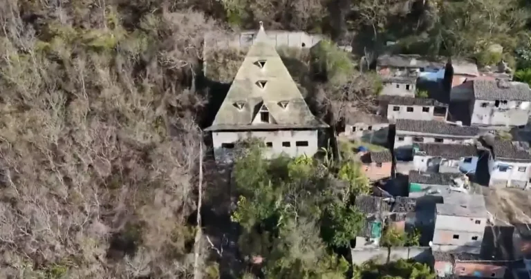 Pirâmide de concreto em Água Santa, Rio de Janeiro, perto da Linha Amarela, símbolo de mistério nos bairros do Rio.
