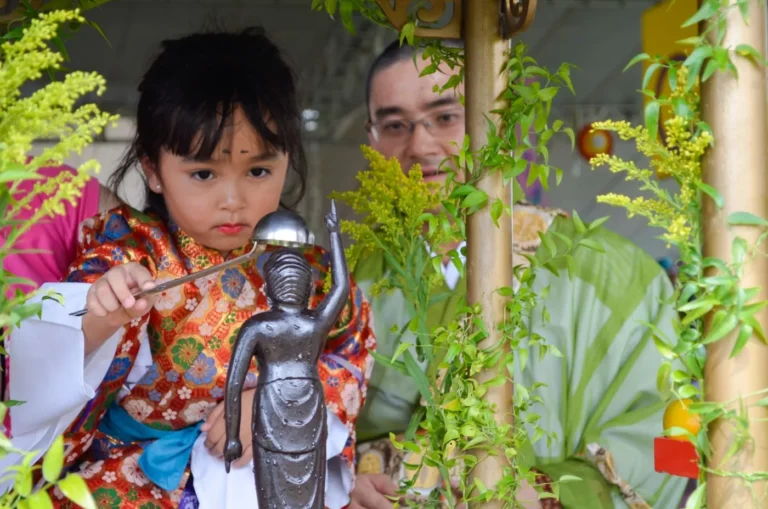 Pessoas desfrutando do Hana Matsuri em São José dos Pinhais com apresentações culturais e gastronomia japonesa