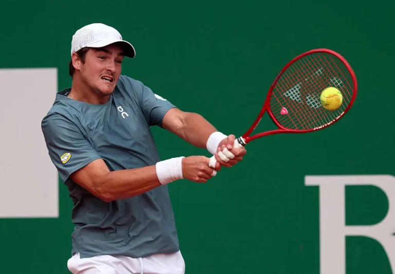 Foto de João Fonseca jogando tênis em quadra de saibro no Masters de Monte Carlo