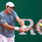 João Fonseca jogando tênis em Monte Carlo