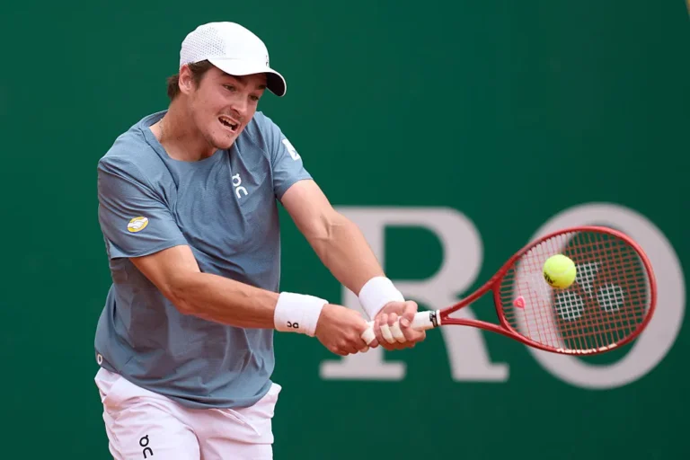 João Fonseca jogando tênis em Monte Carlo