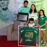 Gustavo Gómez, zagueiro do Palmeiras, comemorando uma vitória em campo.