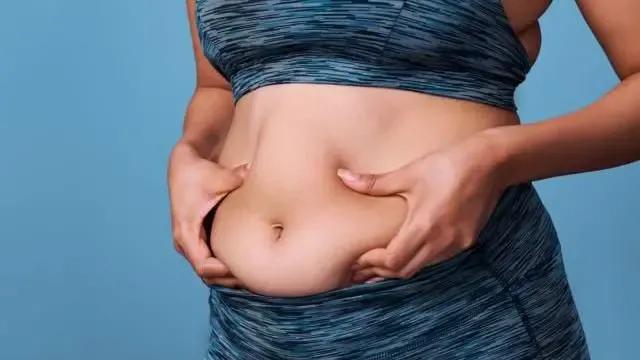 Cintura de pessoa medindo, mostrando perda de gordura abdominal
