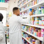 Pessoas de diferentes profissões, como operários, funcionários de escritório e atendentes, sorrindo e mostrando alívio após a notícia da redução da jornada de trabalho para 40 horas semanais.