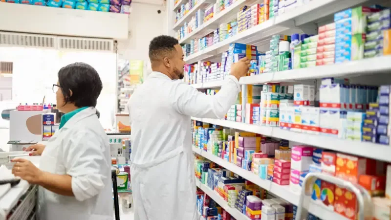 Pessoas de diferentes profissões, como operários, funcionários de escritório e atendentes, sorrindo e mostrando alívio após a notícia da redução da jornada de trabalho para 40 horas semanais.