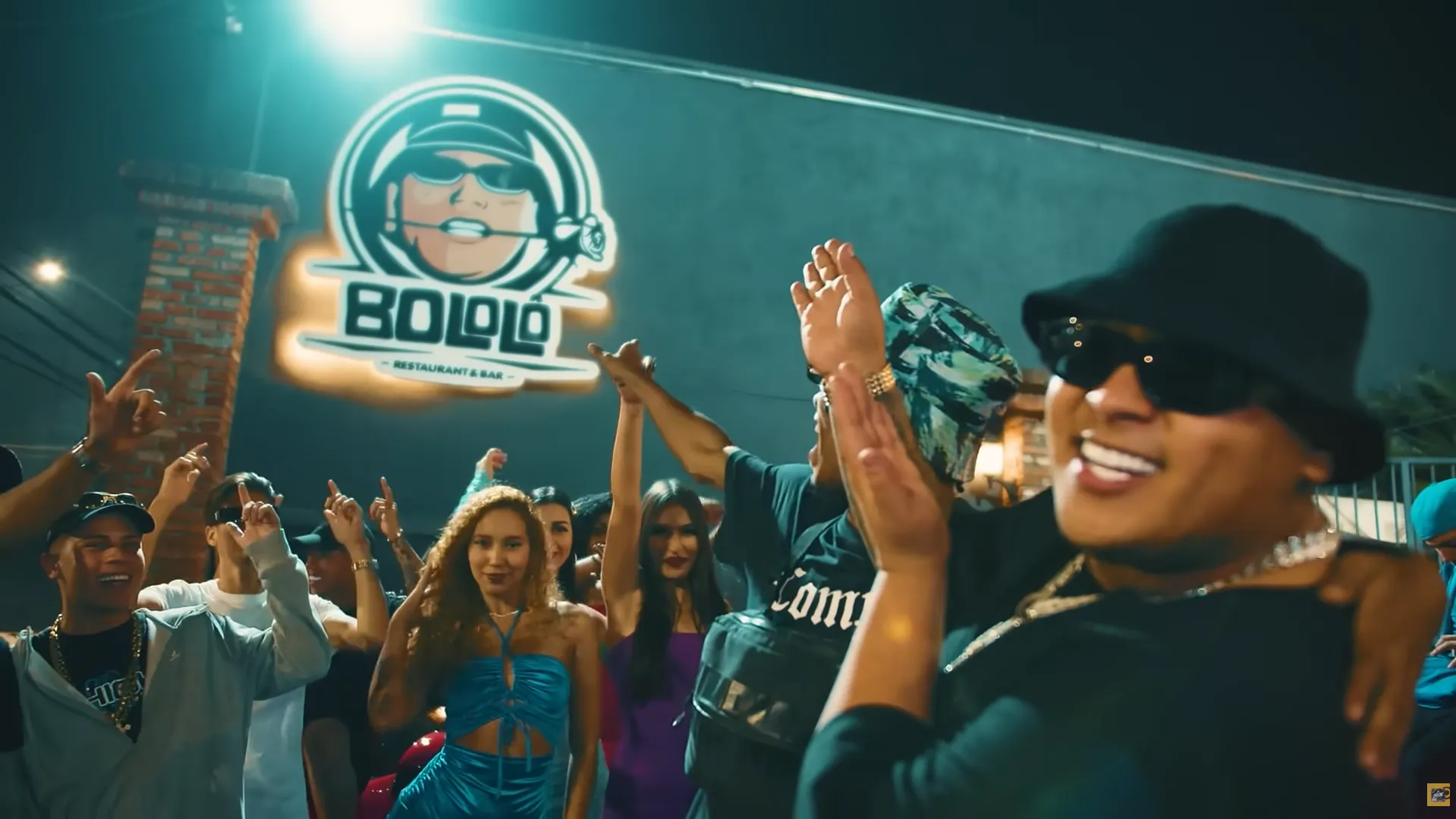 Símbolo da Polícia Federal e equipamentos de música ilustrando a investigação PF na música.