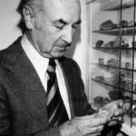 Químico Albert Hofmann em laboratório, com equipamentos de pesquisa, simbolizando a primeira viagem de LSD.