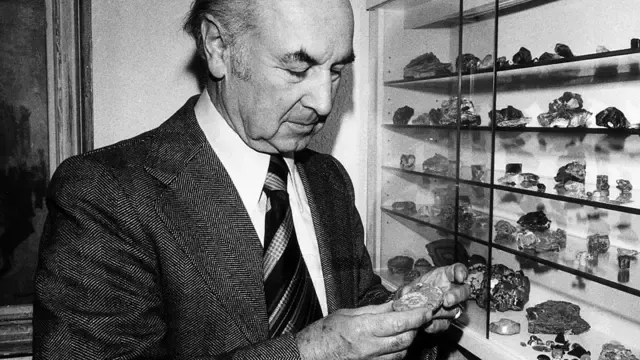 Químico Albert Hofmann em laboratório, com equipamentos de pesquisa, simbolizando a primeira viagem de LSD.