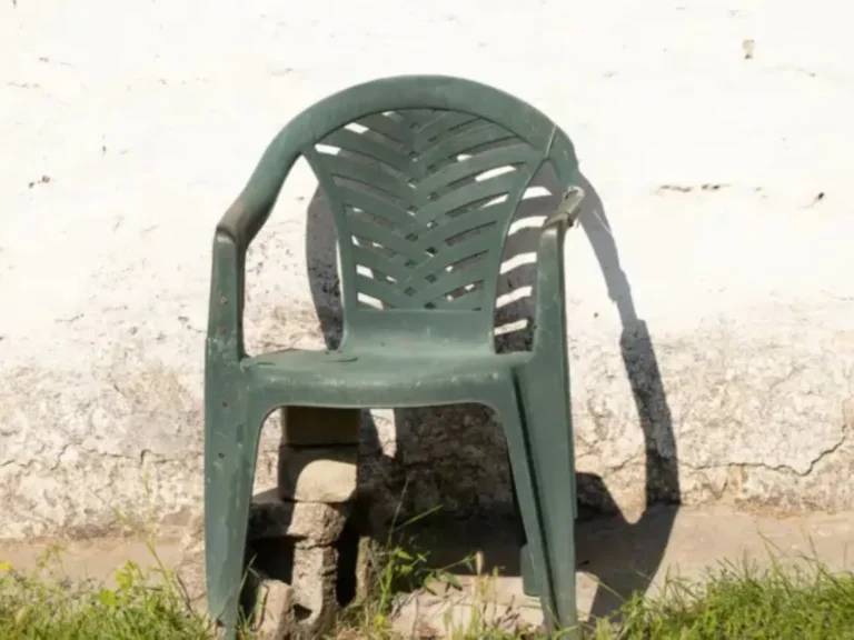 Cadeira de plástico monobloco branca, símbolo de praticidade e design acessível globalmente.