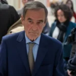 Cena de tribunal com o logo da Lafarge, julgamento por financiamento de terrorismo