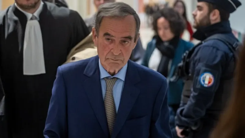 Cena de tribunal com o logo da Lafarge, julgamento por financiamento de terrorismo