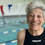 Nadadora de 95 anos Jane Asher em piscina, recordista