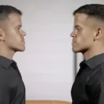 Mulher refletindo sobre si mesma e a comparação social em um ambiente digital.