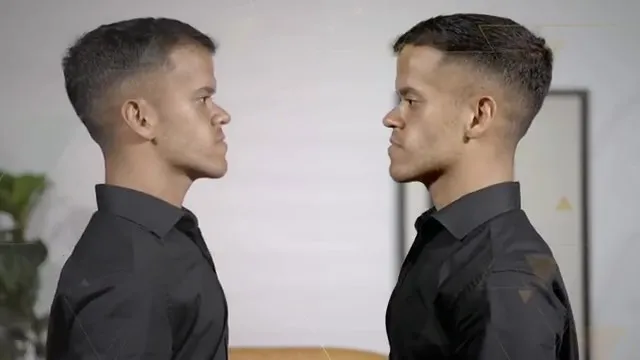 Mulher refletindo sobre si mesma e a comparação social em um ambiente digital.