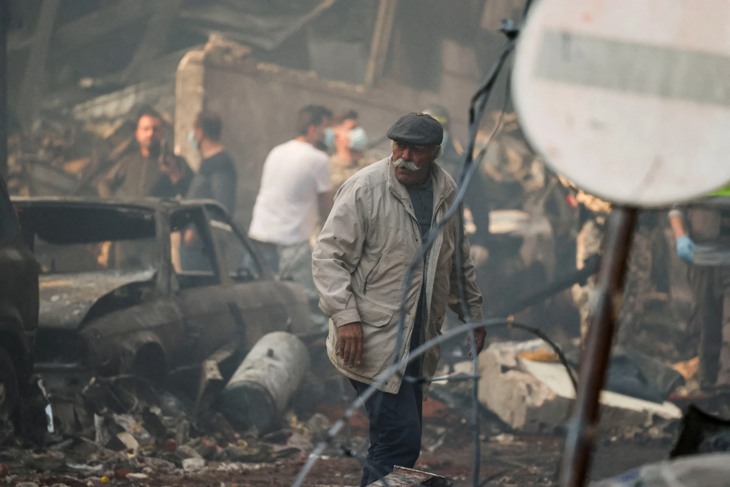Foto de escombros e prédios destruídos em Beirute, Líbano, simbolizando a crise humanitária