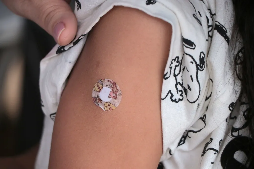 Crianças, idosos e gestantes recebendo a vacina da gripe em Campinas