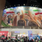 Rua Sanaei Ghaznavi em Teerã, com lojas e moradores, simbolizando a vida em Teerã